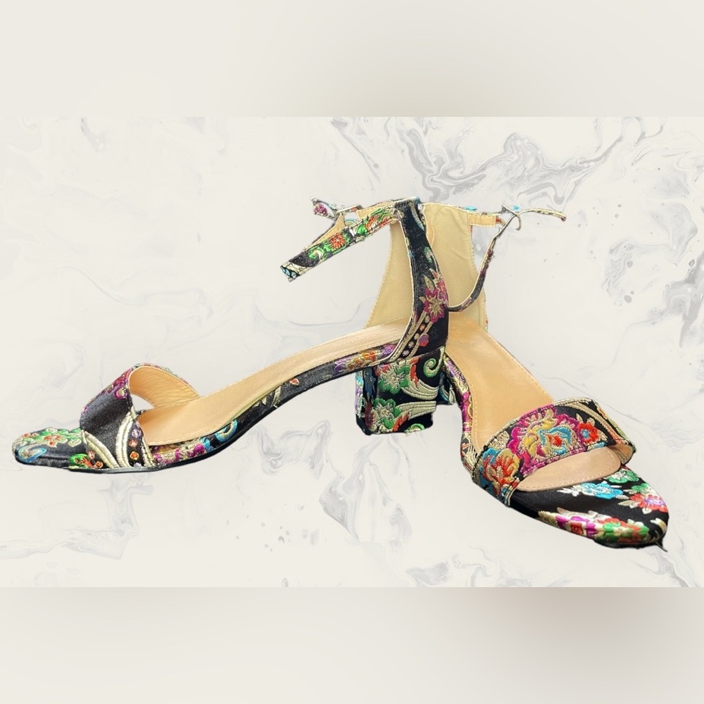 Lov Mark sandals Size 7 NWOT